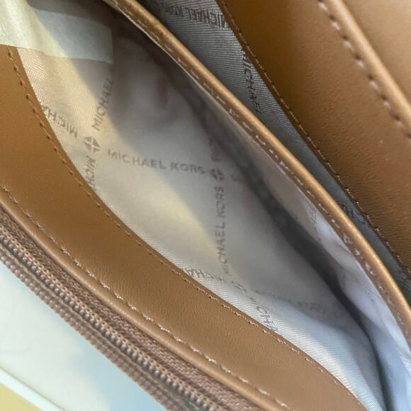 Michael Kors Crossbody Clutch Bag Initial Jet Set New with Tags NWT - Picture 11 of 16